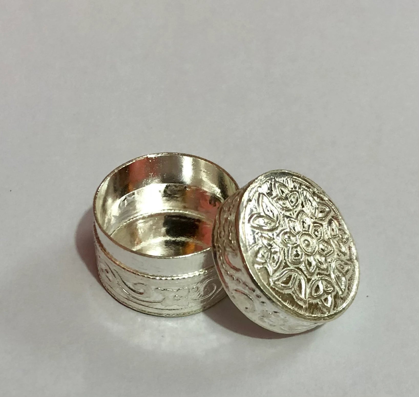925 Silver Handmade Trinket Kajal Casket Jewelry Box , Surma Kumkum Sindoor Container, Floral round Shape 2 Cm Dia 5.8 Gms Temple Pooja F/S