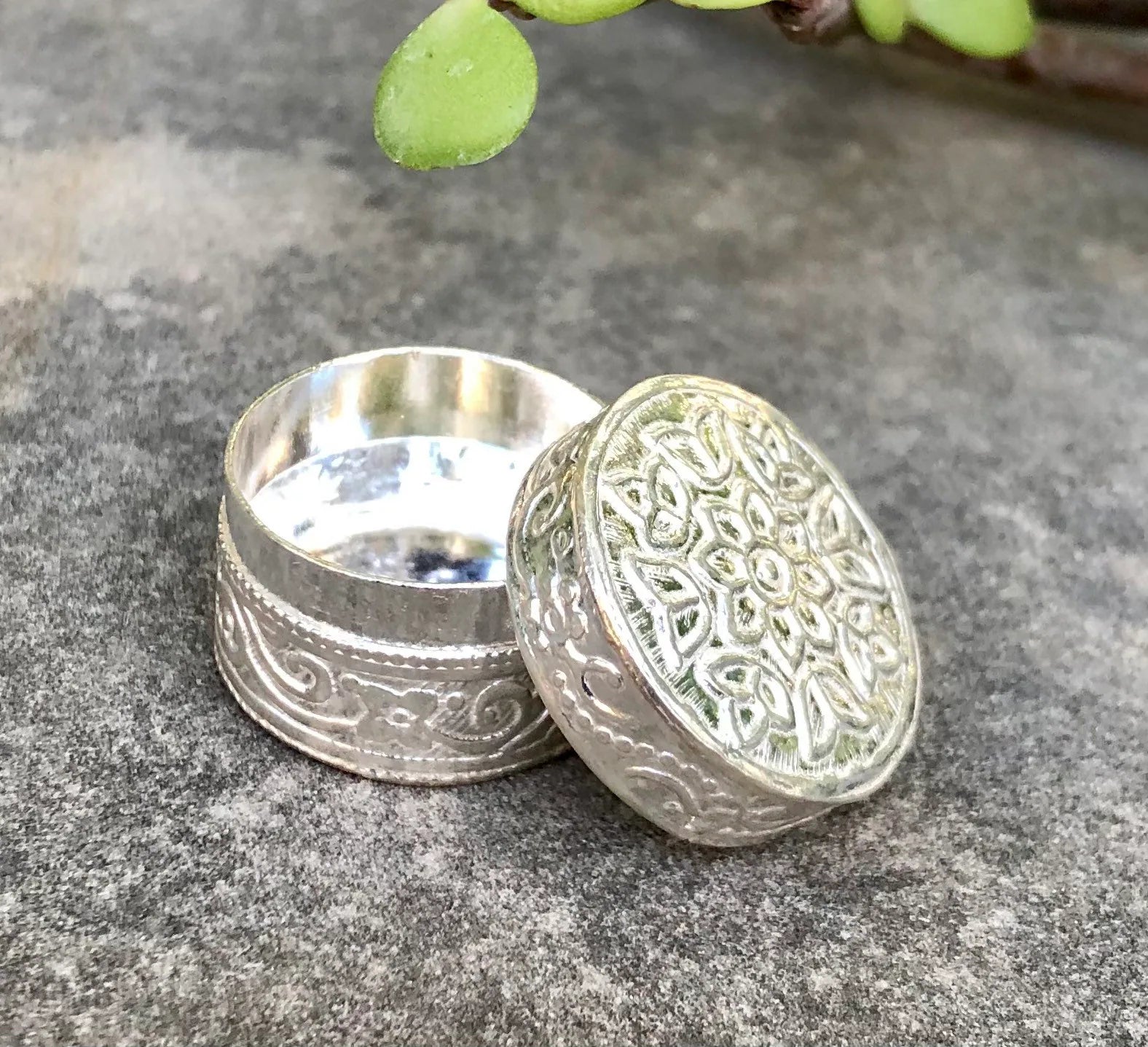 925 Silver Handmade Trinket Kajal Casket Jewelry Box , Surma Kumkum Sindoor Container, Floral round Shape 2 Cm Dia 5.8 Gms Temple Pooja F/S