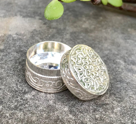 925 Silver Handmade Trinket Kajal Casket Jewelry Box , Surma Kumkum Sindoor Container, Floral round Shape 2 Cm Dia 5.8 Gms Temple Pooja F/S