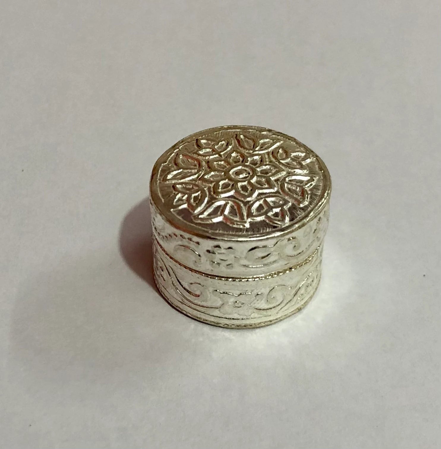 925 Silver Handmade Trinket Kajal Casket Jewelry Box , Surma Kumkum Sindoor Container, Floral round Shape 2 Cm Dia 5.8 Gms Temple Pooja F/S