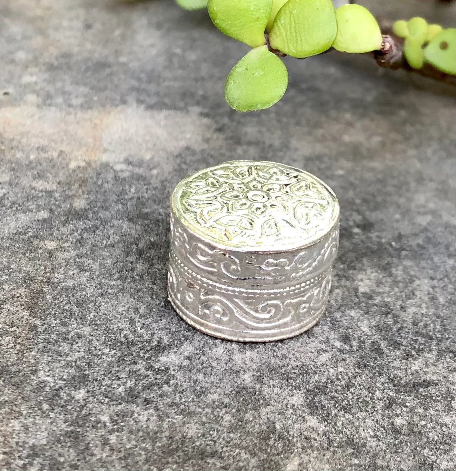 925 Silver Handmade Trinket Kajal Casket Jewelry Box , Surma Kumkum Sindoor Container, Floral round Shape 2 Cm Dia 5.8 Gms Temple Pooja F/S