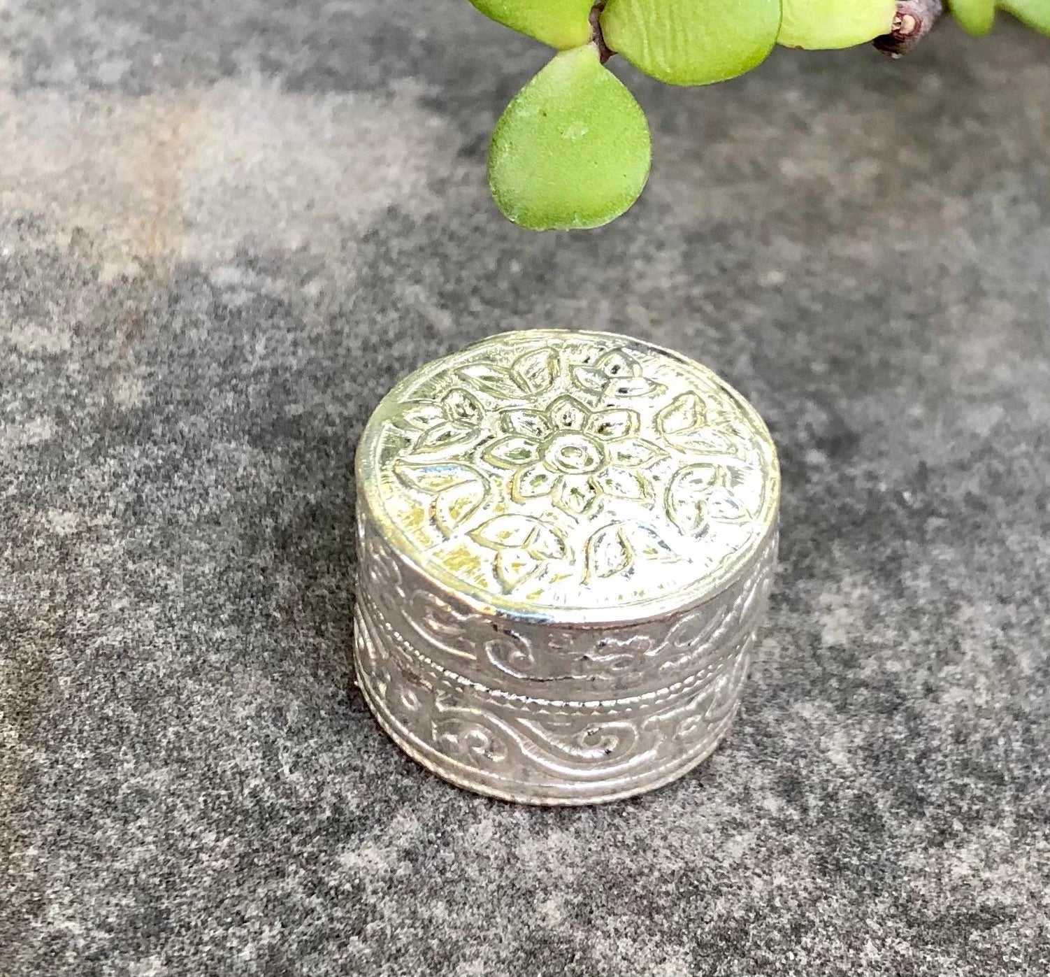 925 Silver Handmade Trinket Kajal Casket Jewelry Box , Surma Kumkum Sindoor Container, Floral round Shape 2 Cm Dia 5.8 Gms Temple Pooja F/S