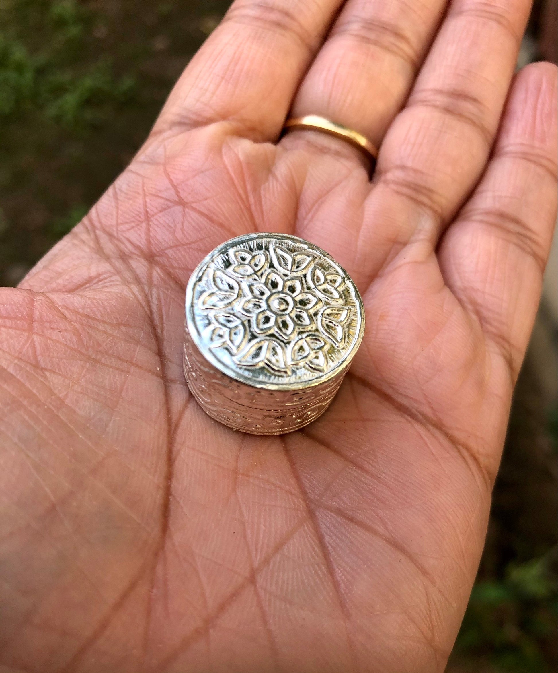 925 Silver Handmade Trinket Kajal Casket Jewelry Box , Surma Kumkum Sindoor Container, Floral round Shape 2 Cm Dia 5.8 Gms Temple Pooja F/S