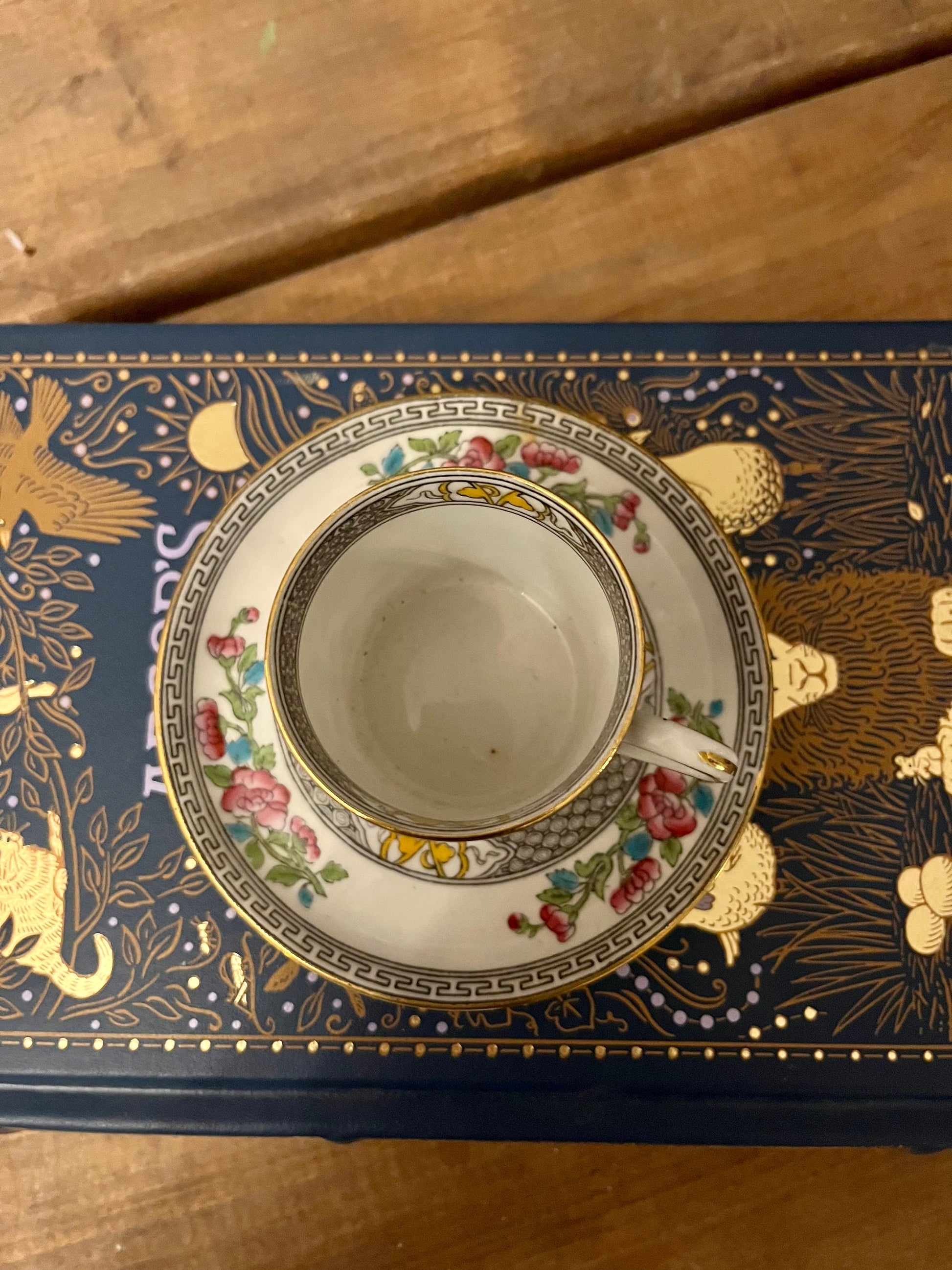 Beautiful Set of Four Antique Aynsley Indian Tree Demitasse Cups and Saucers