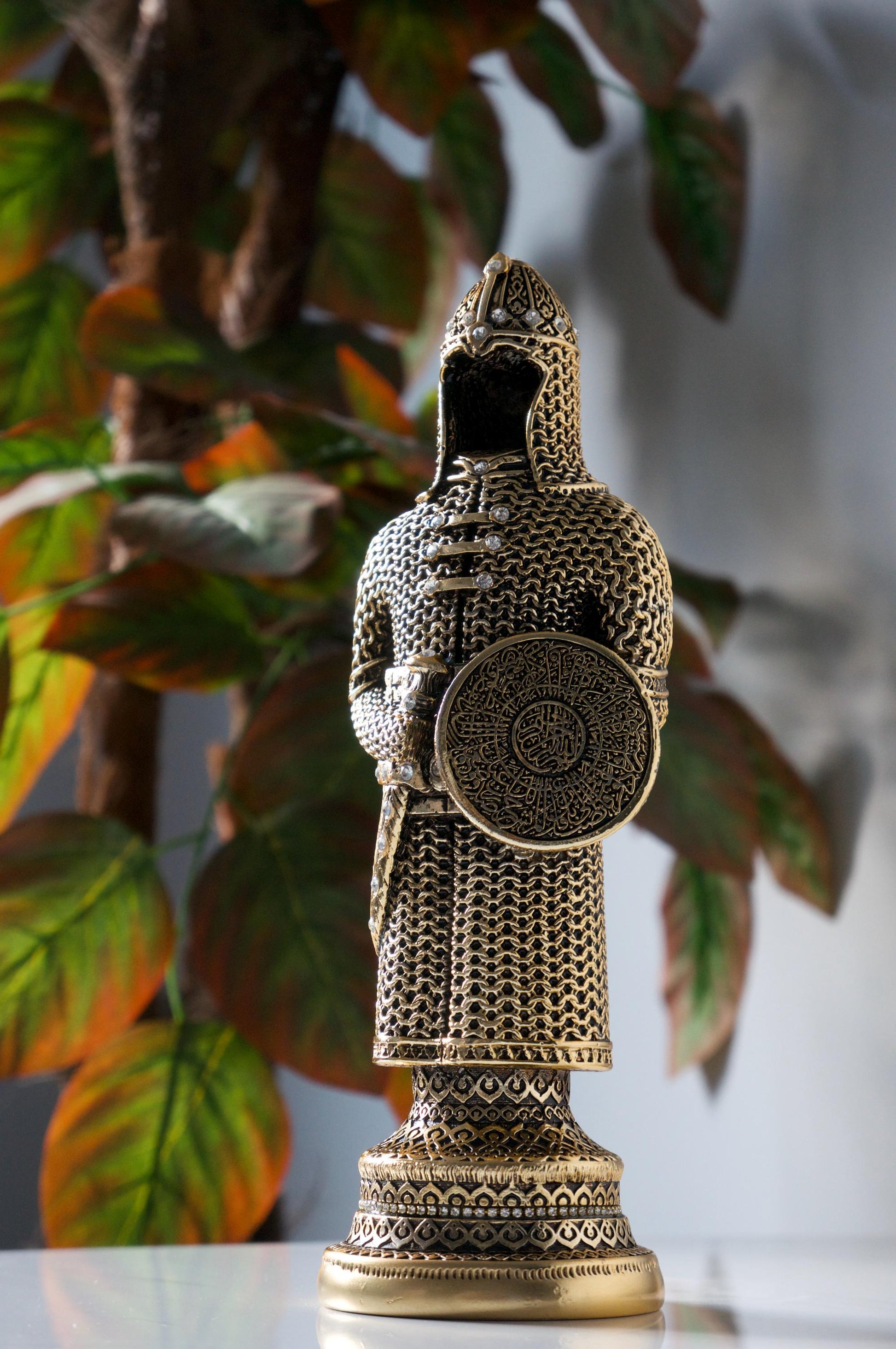 Islamic Warrior Armor Figurine with Surah Al-Isra Shield Perfect Muslim Home Decor Islamic Gift Trinket for Housewarming Special Occasions
