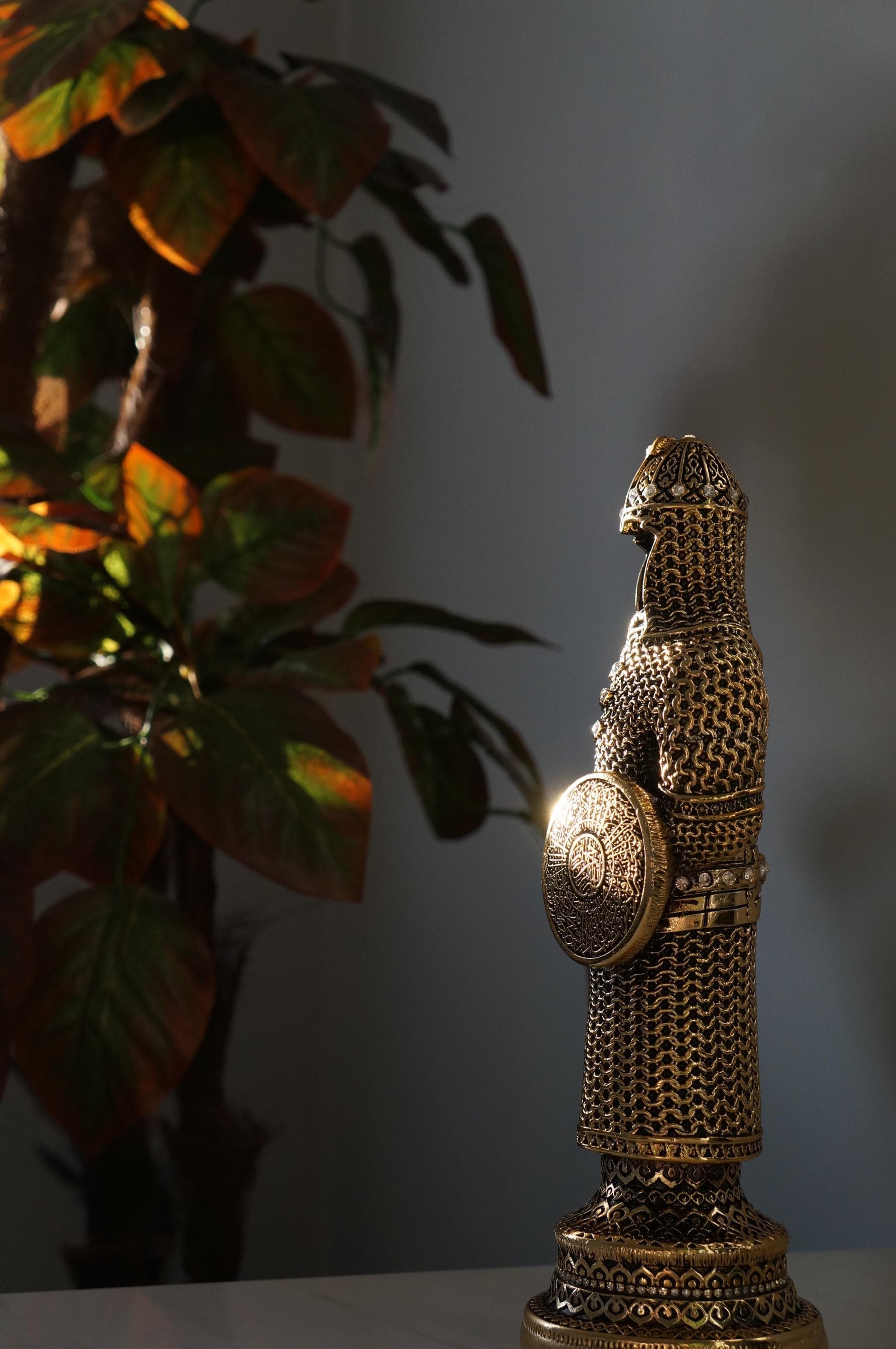 Islamic Warrior Armor Figurine with Surah Al-Isra Shield Perfect Muslim Home Decor Islamic Gift Trinket for Housewarming Special Occasions