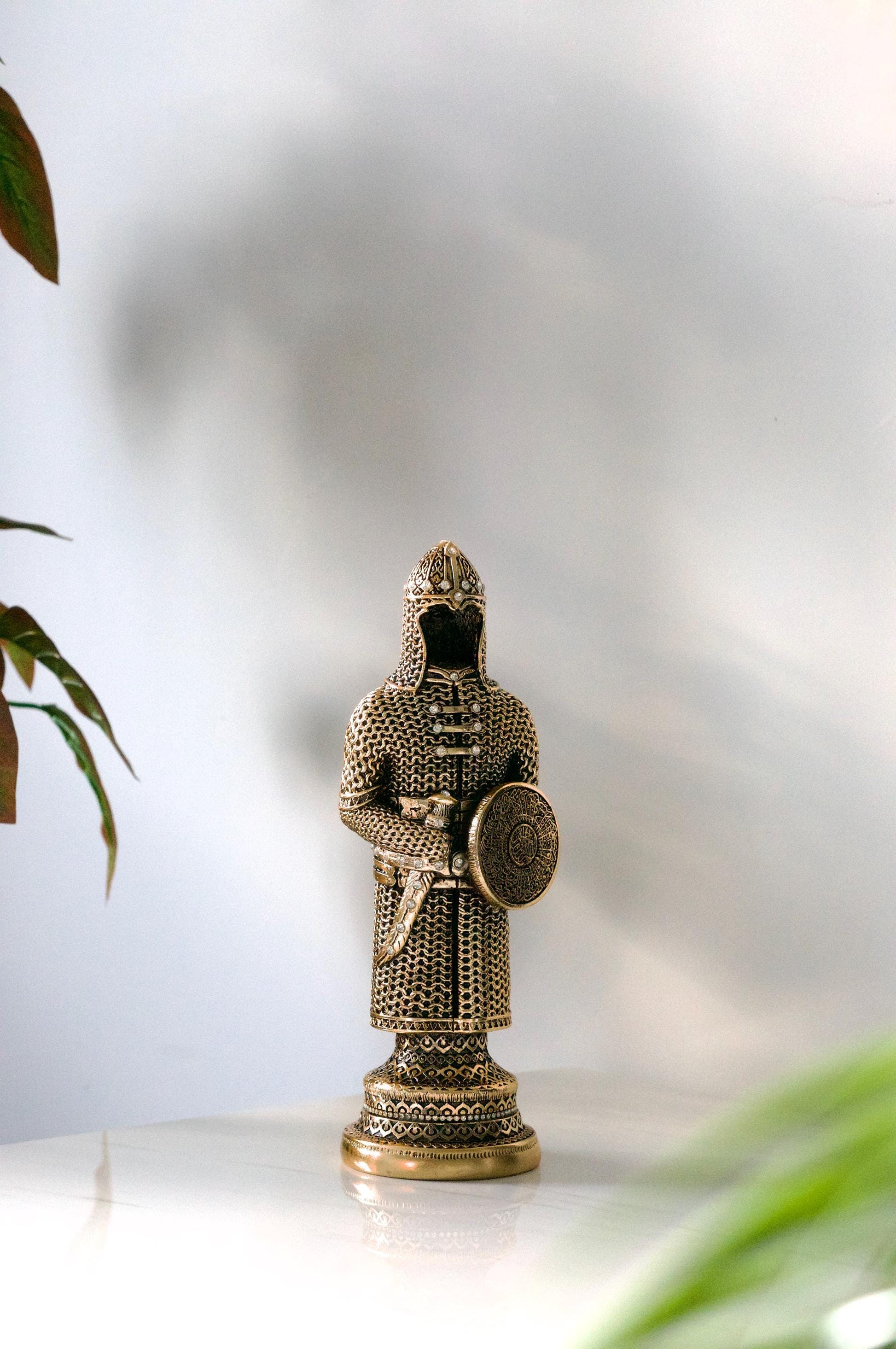 Islamic Warrior Armor Figurine with Surah Al-Isra Shield Perfect Muslim Home Decor Islamic Gift Trinket for Housewarming Special Occasions