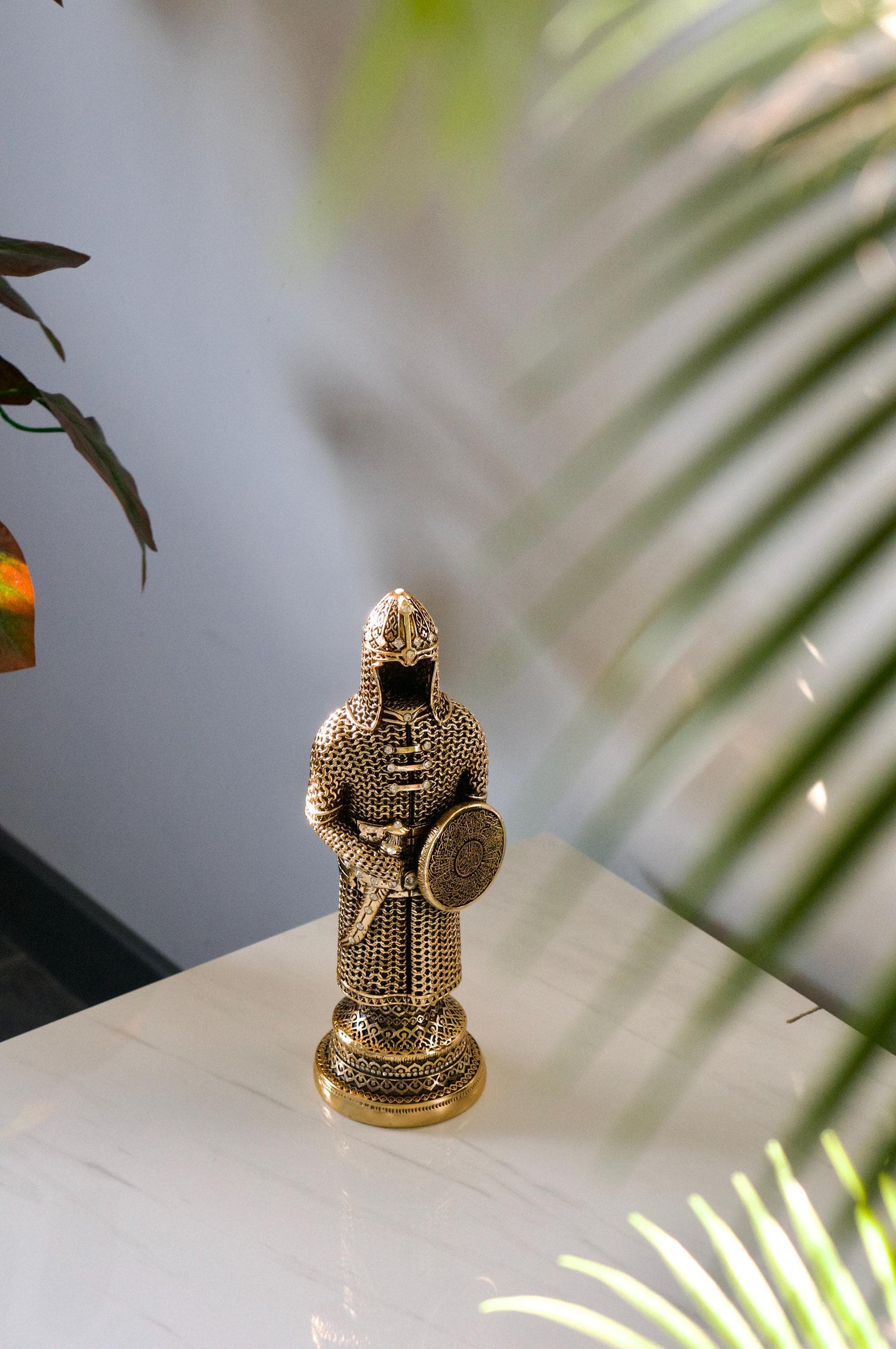 Islamic Warrior Armor Figurine with Surah Al-Isra Shield Perfect Muslim Home Decor Islamic Gift Trinket for Housewarming Special Occasions