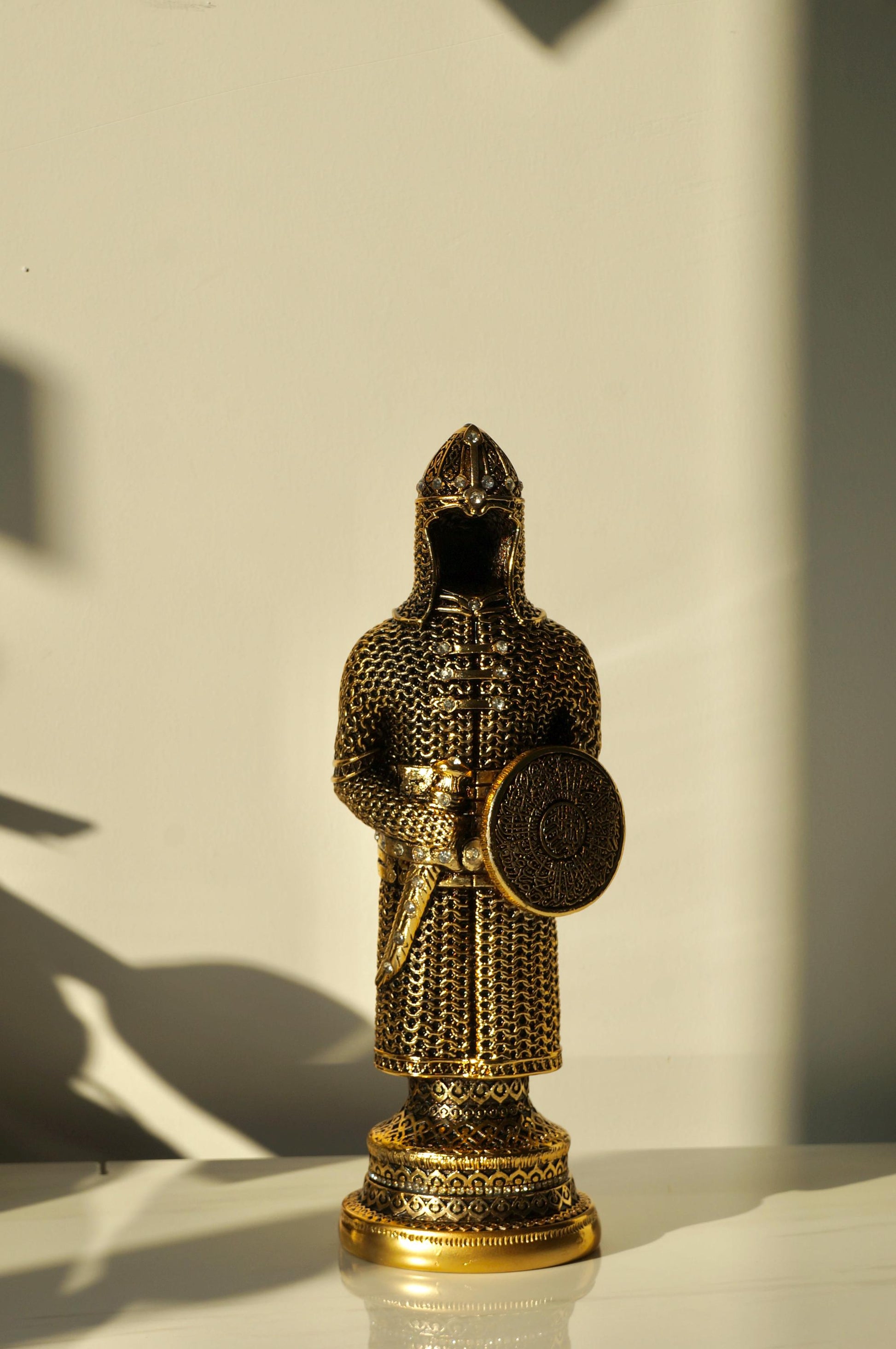 Islamic Warrior Armor Figurine with Surah Al-Isra Shield Perfect Muslim Home Decor Islamic Gift Trinket for Housewarming Special Occasions